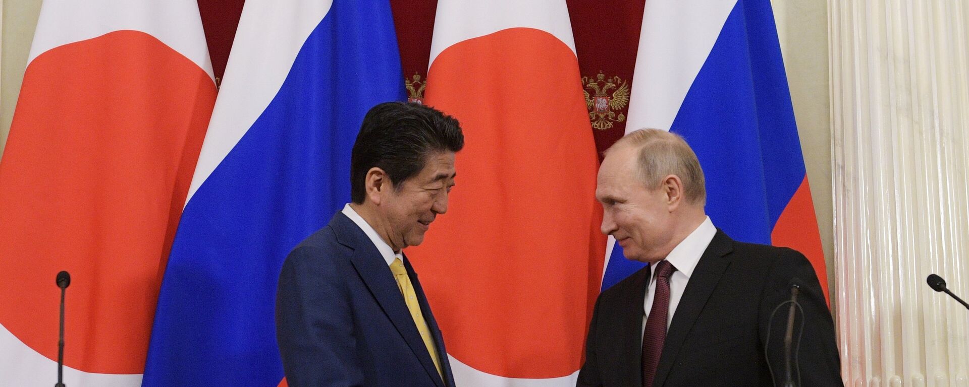 Shinzo Abe, primer ministro de Japón, y Vladímir Putin, presidente de Rusia - Sputnik Mundo, 1920, 11.02.2023