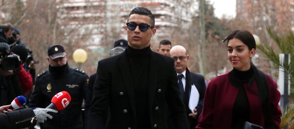 Cristiano Ronaldo, el futbolista portugués, con su chica - Sputnik Mundo