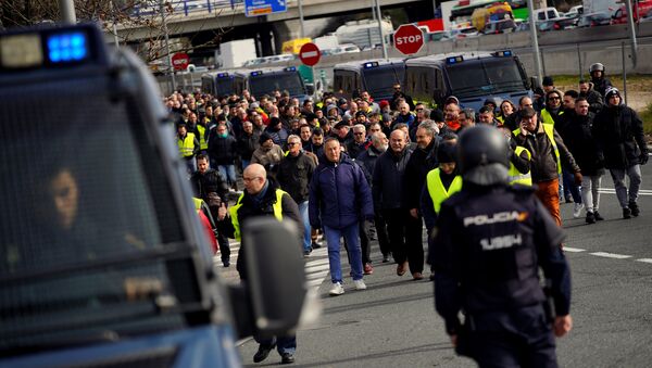 Protestas de los taxistas españoles en Madrid, España - Sputnik Mundo