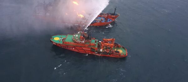 La operacion de extinción de incendios a los buques, que se incendiaron en el estrecho de Kerch - Sputnik Mundo