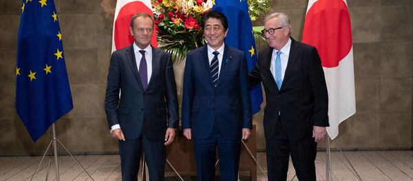 El presidente del Consejo Europeo, Donald Tusk, el primer ministro de Japón, Shinzo Abe y el presidente de la Comisión Europea, Jean-Claude Junker firman un acuerdo en Tokio - Sputnik Mundo