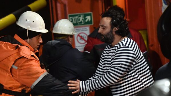 El rescate de los marineros extranjeros de los barcos ardientes en el mar Negro - Sputnik Mundo