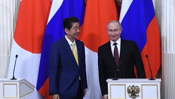 El primer ministro de Japón, Shinzo Abe, y el presidente de Rusia, Vladímir Putin - Sputnik Mundo