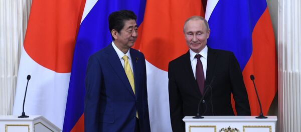 El primer ministro de Japón, Shinzo Abe, y el presidente de Rusia, Vladímir Putin - Sputnik Mundo