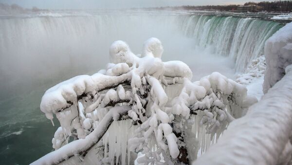 El invierno ha llegado a las cataratas del Niágara - Sputnik Mundo