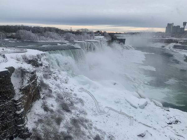 El invierno ha llegado a las cataratas del Niágara - Sputnik Mundo