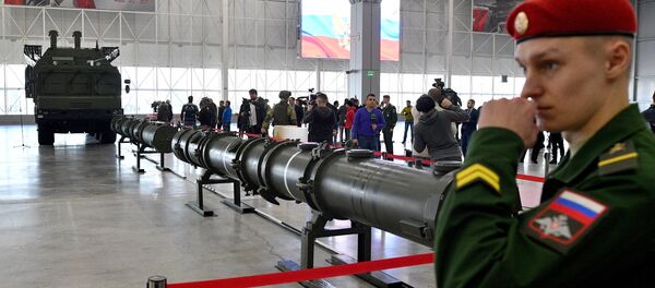 Un soldado ruso resguarda el misil 9M729 durante su exposión - Sputnik Mundo