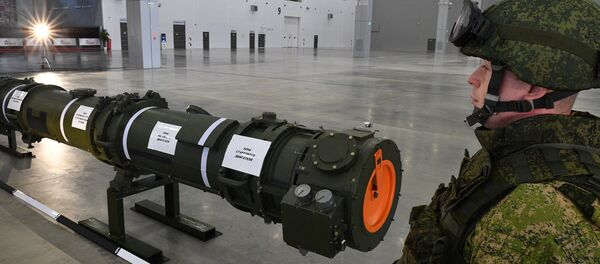 Un militar ruso cerca del misil 9M729 - Sputnik Mundo