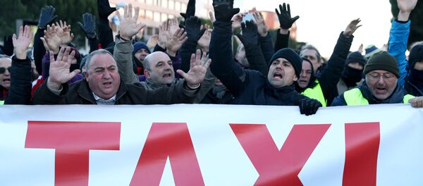 Protestas de los taxistas españoles en Madrid, España Protestas de los taxistas españoles en Madrid, España - Sputnik Mundo