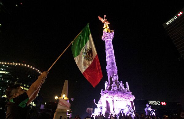 La bandera de México y el Ángel de la Independencia - Sputnik Mundo