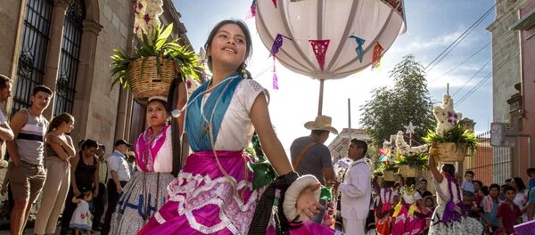 Una niña indígena en Ciudad de México - Sputnik Mundo