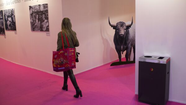 Una mujer camina en la mayor feria de turismo de España Fitur - Sputnik Mundo