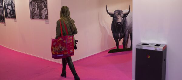 Una mujer camina en la mayor feria de turismo de España Fitur - Sputnik Mundo