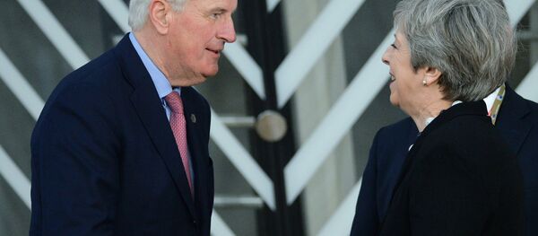 El negociador jefe de la UE sobre el Brexit, Michel Barnier, y la primera ministra del Reino Unido, Theresa May (archivo) - Sputnik Mundo