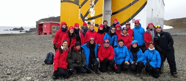 Grupo de estudiantes y docentes de la Facultad de Ciencias de la Universidad de la República que viajó a la Antártida en 2019 Grupo de estudiantes y docentes de la Facultad de Ciencias de la Universidad de la República que viajó a la Antártida en 2019 - Sputnik Mundo