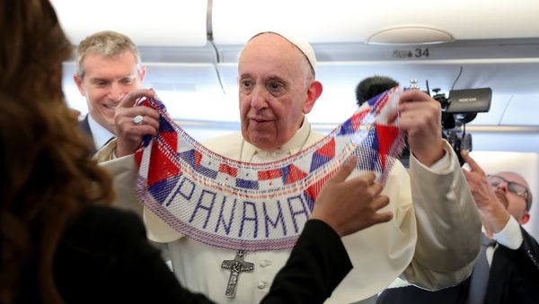 El Papa Francisco a bordo del avión a camino de Panamá El Papa Francisco a bordo del avión a camino de Panamá - Sputnik Mundo