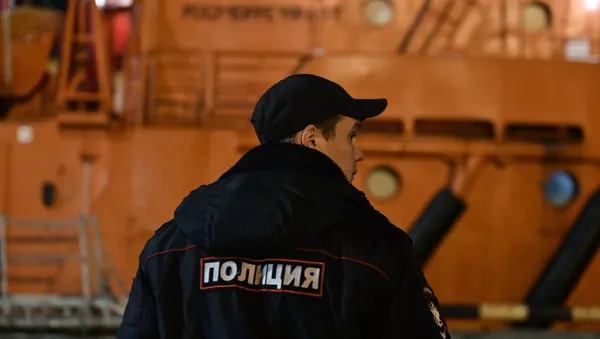 Un policía en el puerto de Kerch tras el incendio de buques