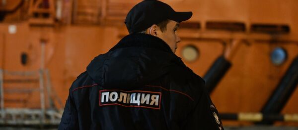 Un policía en el puerto de Kerch tras el incendio de buques - Sputnik Mundo