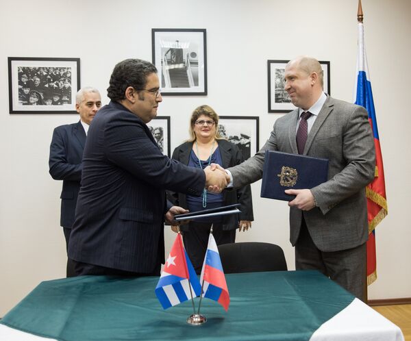 La firma de contrato entre la empresa rusa Transmashholding y Cuba - Sputnik Mundo