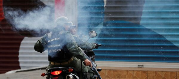 Guardia Nacional Bolivariana durante las protestas en Caracas Guardia Nacional Bolivariana durante las protestas en Caracas - Sputnik Mundo