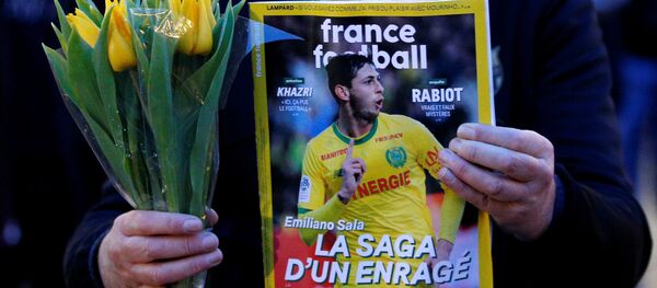 Una persona con retrato de Emiliano Sala, el futbolista argentino y uno de los ocupantes del vuelo Nantes-Cardiff - Sputnik Mundo
