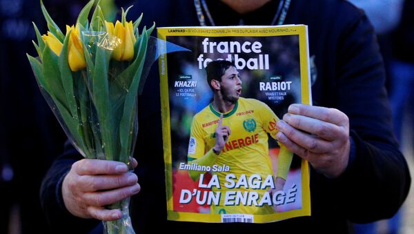 Una persona con retrato de Emiliano Sala, el futbolista argentino y uno de los ocupantes del vuelo Nantes-Cardiff - Sputnik Mundo