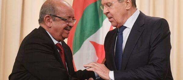 Ministro de Asuntos Exteriores de Argelia, Abdelkader Messahel, con su homólogo ruso, Serguéi Lavrov (archivo) - Sputnik Mundo