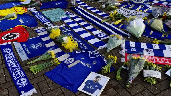 Homenaje al futbolista argentino Emiliano Sala en Cardiff, Reino Unido - Sputnik Mundo