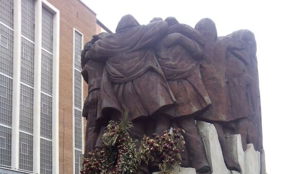 El monumento El Abrazo, en la plaza de Antón Martín - Sputnik Mundo