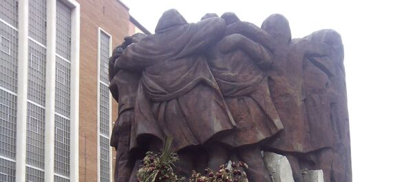 El monumento El Abrazo, en la plaza de Antón Martín - Sputnik Mundo