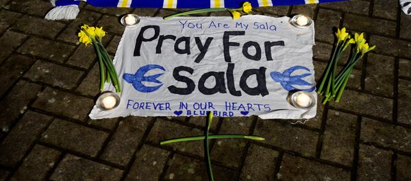 Homenaje al futbolista argentino Emiliano Sala en Cardiff, Reino Unido - Sputnik Mundo