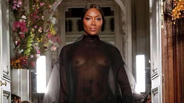 La supermodelo británica Naomi Campbell durante un desfile para Valentino (archivo) - Sputnik Mundo