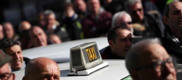 Protestas de los taxistas españoles en Madrid, España - Sputnik Mundo