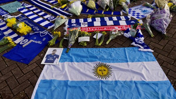 Homenaje al futbolista argentino Emiliano Sala en Cardiff, Reino Unido Homenaje al futbolista argentino Emiliano Sala en Cardiff, Reino Unido - Sputnik Mundo
