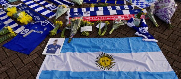 Homenaje al futbolista argentino Emiliano Sala en Cardiff, Reino Unido - Sputnik Mundo