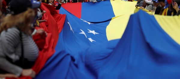 Personas con la bandera de Venezuela durante las protestas Personas con la bandera de Venezuela durante las protestas - Sputnik Mundo