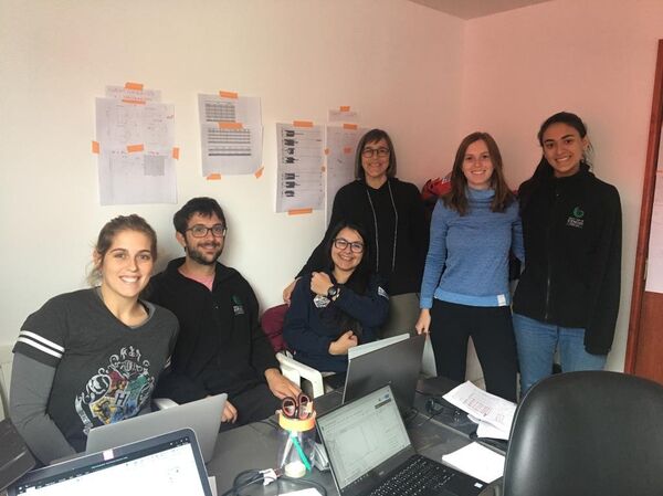 Equipo Cronoantártico de la Facultad de Ciencias de la Universidad de la República en su “laboratorio antartico” con los resultados preliminares de su investigación colgados en la pared a modo de cartelera Equipo Cronoantártico de la Facultad de Ciencias de la Universidad de la República en su “laboratorio antartico” con los resultados preliminares de su investigación colgados en la pared a modo de cartelera - Sputnik Mundo