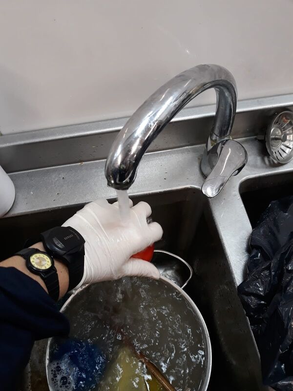 Personal de la dotación de la Base Artigas haciendo su trabajo con el actímetro puesto Personal de la dotación de la Base Artigas haciendo su trabajo con el actímetro puesto - Sputnik Mundo