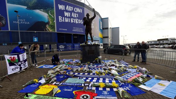 Homenaje al futbolista argentino Emiliano Sala en Cardiff, Reino Unido Homenaje al futbolista argentino Emiliano Sala en Cardiff, Reino Unido - Sputnik Mundo