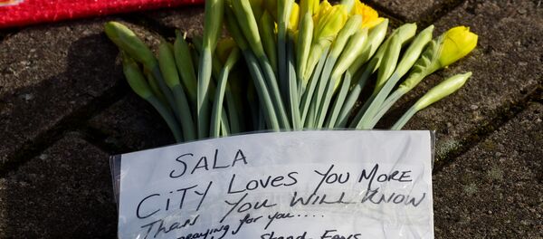 Homenaje al futbolista argentino Emiliano Sala en Cardiff, Reino Unido - Sputnik Mundo