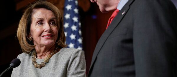 Nancy Pelosi, presidenta de la Cámara de Representantes de EEUU, y Chuck Schumer, líder de la Minoría en el Senado, después de llegar a un acuerdo sobre el presupuesto para el año fiscal 2019 - Sputnik Mundo