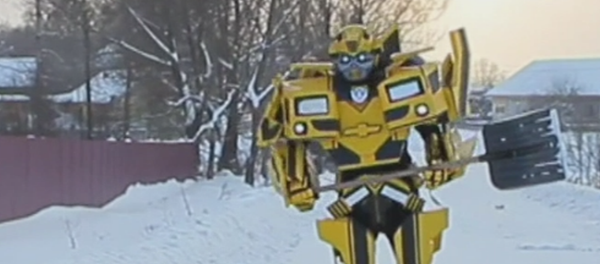 Un personaje de 'Transformers' limpia la nieve en una ciudad rusa - Sputnik Mundo