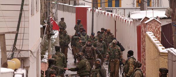 Fuerzas de seguridad de la India acordonan el área en un presunto escondite terrorista en Cachemira (archivo) - Sputnik Mundo