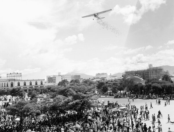 Una avioneta lanza folletos sobre la ciudad de Guatemala, en 1954 - Sputnik Mundo