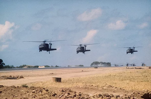 Helicópteros estadounidenses UH-60A en la base aérea Point Salinas Helicópteros estadounidenses UH-60A en la base aérea Point Salinas - Sputnik Mundo