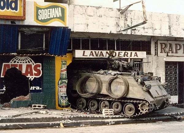 Un vehículo blindado estadounidense M113 frente a la sede de las Fuerzas de Defensa de Panamá Un vehículo blindado estadounidense M113 frente a la sede de las Fuerzas de Defensa de Panamá - Sputnik Mundo