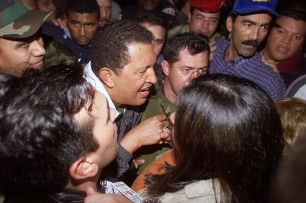 Hugo Chávez vuelve al palacio de Miraflores, 14 de abril de 2002 - Sputnik Mundo