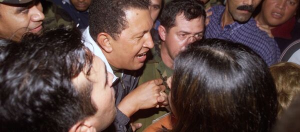 Hugo Chávez vuelve al palacio de Miraflores, 14 de abril de 2002 Hugo Chávez vuelve al palacio de Miraflores, 14 de abril de 2002 - Sputnik Mundo