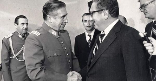 Dictador chileno Augusto Pinochet saluda al secretario de Estado de EEUU, Henry Kissinger, en 1976 - Sputnik Mundo