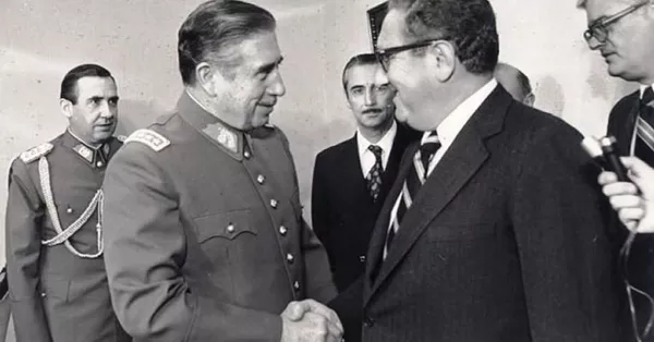 Dictador chileno Augusto Pinochet saluda al secretario de Estado de EEUU, Henry Kissinger, en 1976 Dictador chileno Augusto Pinochet saluda al secretario de Estado de EEUU, Henry Kissinger, en 1976 - Sputnik Mundo